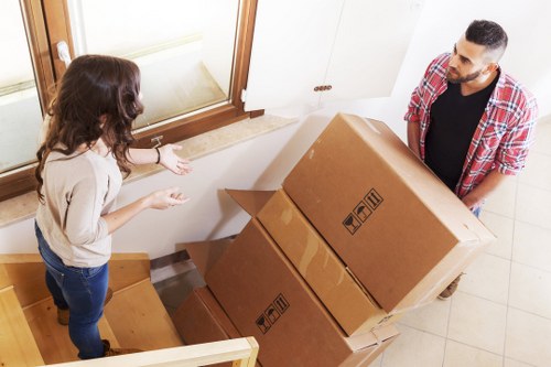 Customer choosing a trusted payment method for a Kennington move